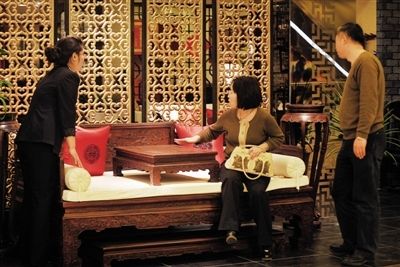 红木家具在用材、工艺、文化内涵等方面已经具备了奢侈品的部分元素。杨小嘉 摄 