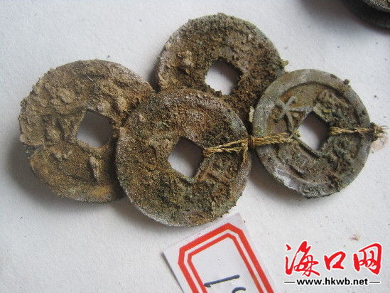 出土的铜钱上还连着千年未腐的串线。