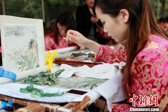 镇湖绣娘在刺绣艺术节上“穿针引线”。 李克祥摄