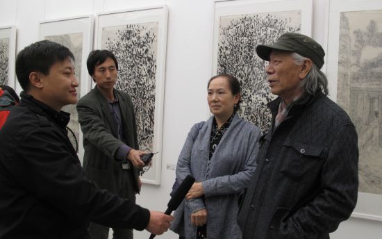 崔振宽、石英在展览开幕式上接受媒体采访。