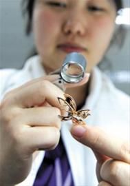 图为国家珠宝玉石质量监督检验中心上海试验室的工作人员正在检验珠宝品质。