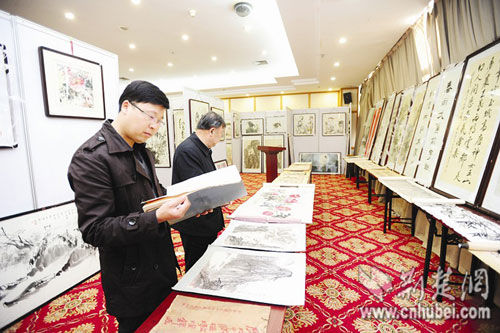 艺术品拍卖前进行展示 记者李辉摄