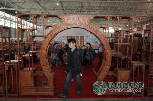 国际会展中心举办的红木家具展。记者郎晓伟/摄