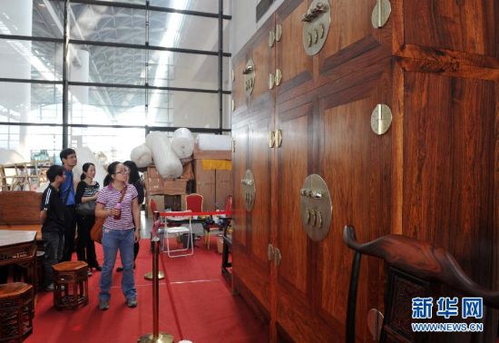 11月20日，在广西南宁市国际会展中心，一件标价5500万元的黄花梨顶箱柜吸引了众多参观者的目光。 