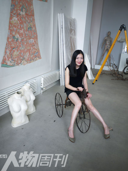 “我一直强调，我不是在画春宫画，而是在画一种爱的感觉，一种轻柔的、易碎的、脆弱的美”。