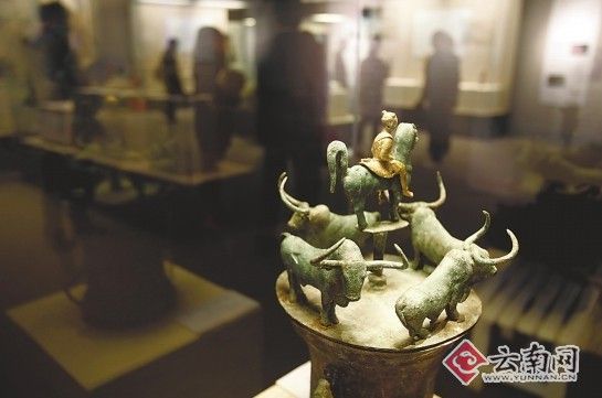 战国时期的牛虎铜案