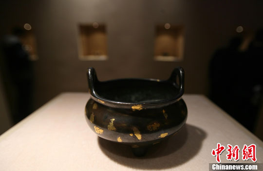 崇祯冲天耳金片三足炉 RMB：15，120，000