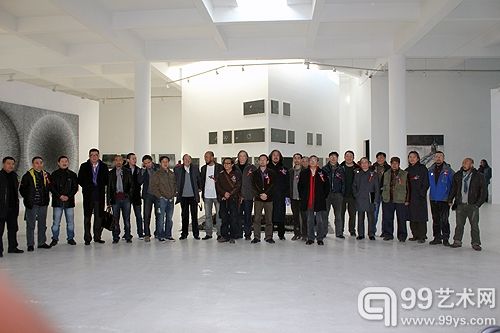 展览现场开幕式中到场批评家与艺术家合影。