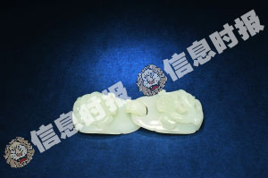 清乾隆白玉苍龙教子带扣。明清时期龙纹玉器只能为官者所佩戴。