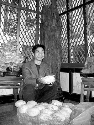 励长通和他的石头们。(冯小平 摄)