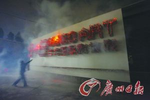 实验艺术系的同学为展览开幕做的创意行为。