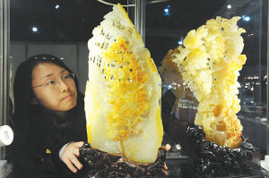 图为市民在现场观赏石雕作品。