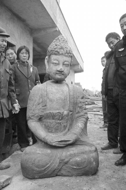 出土的石佛。