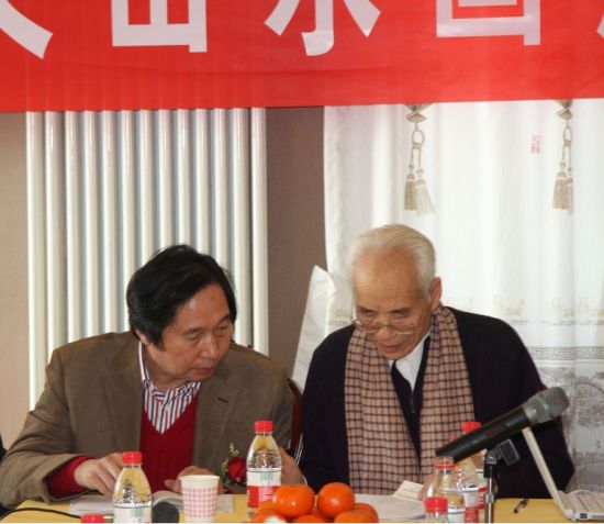 画家杨留义与美术评论家夏硕琦在座谈会上交谈。
