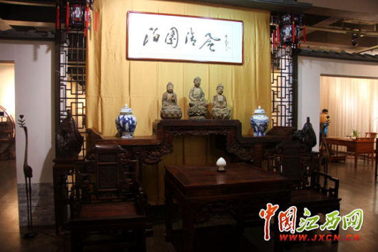 厅堂内的精品红木案几。（江西网记者 邱辉强 摄）