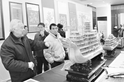 龙从发大师（左一）和他的《中华巨龙》。 王建中 摄