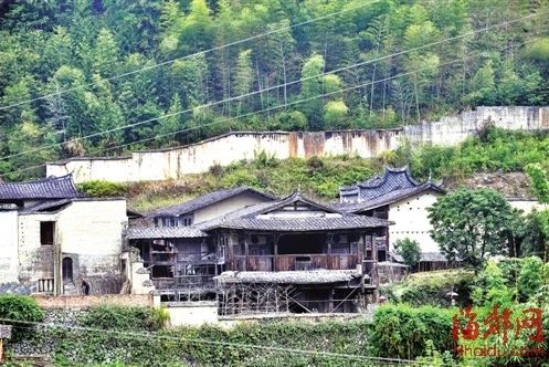 老宅是土木结构，有不少精美木雕。