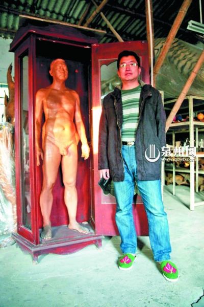 曾焕光把自己赤身裸体 “拷贝”出来，所有部位一概不缺。