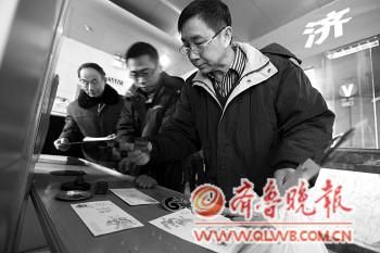 集邮爱好者加盖刚启用的壬辰年纪念邮戳。张晓科　摄 