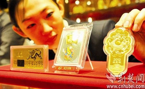 各种“龙袍加身”的贺岁金条及金饰品。