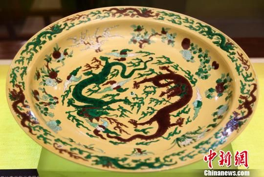 黄地素三彩云龙盘纹（此为五爪龙故为官窑）。泱波摄