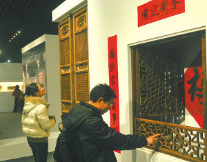 图为人们在观看明清江南建筑木雕展。周建平 摄