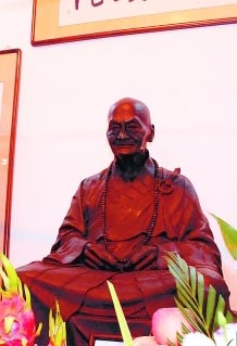 广钦法师铜像按他生前真人大小的尺寸打造。