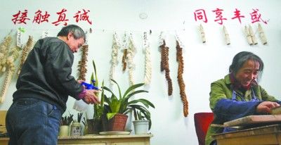 因为平日两位师傅在忙着制笔，库管齐满良就要把毛笔分类，把毛笔头贴上标签，晾挂好，除了工作还帮着打扫卫生，给花浇水，大家在一起工作几十年，彼此熟悉就像家人一样。