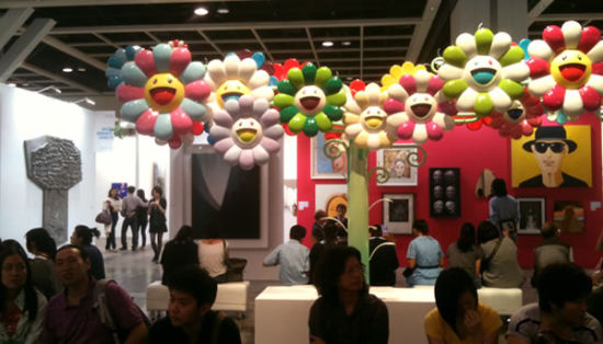 2011年ART HK现场，观众在村上隆的作品下小憩