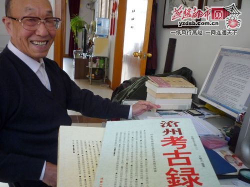 王敏之老人坐在平时创作用的电脑前。李家伟摄