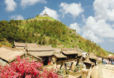 古朴的圣井山石殿。