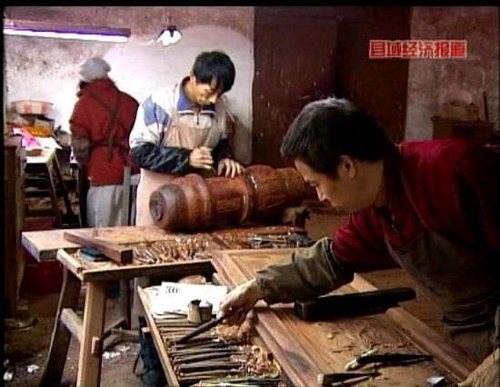 江苏常熟：红木产业老树新花。央视视频截图。