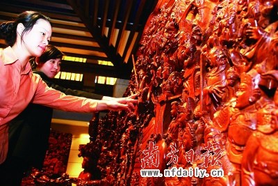 中山的红木家具以雕刻精美、用料考究闻名。赵宇飞摄