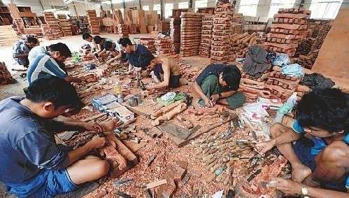 缅甸工人成为不少红木家具厂家的生力军。