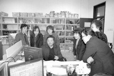 天津市古籍保护专家对编目人员进行指导。