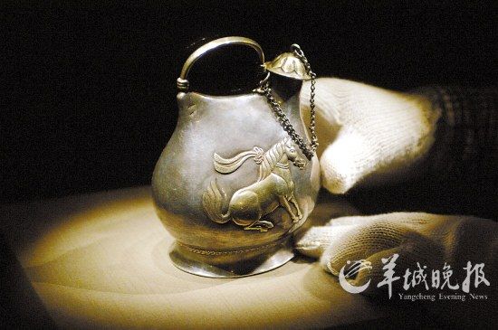 2009年，何家村窖藏出土文物在西安首次大规模展出，图为国宝、鎏金舞马衔杯纹皮囊银壶 新华社发