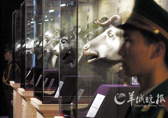 2004年3月，圆明园国宝???牛首、虎首、猴首、猪首（自右往左）在广州与观众见面 新华社发
