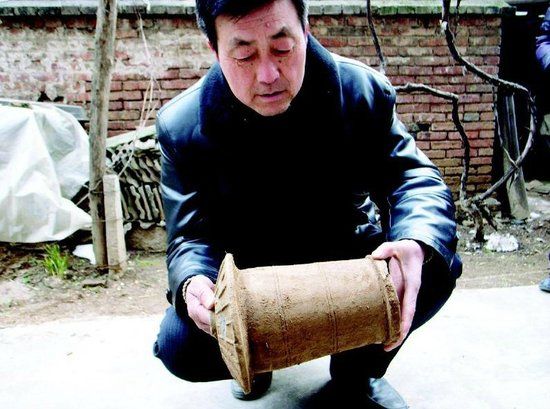 图为村民们13日挖出的陶罐。