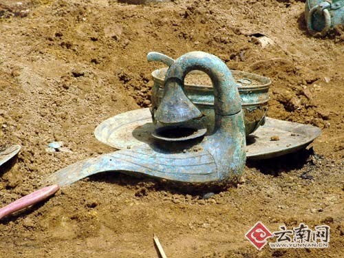 个旧黑蚂井16号汉墓出土的凤鸟青铜灯。
