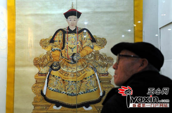 市民站在皇帝画像前观展。