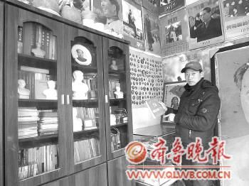 董西德向记者展示自己的藏品。