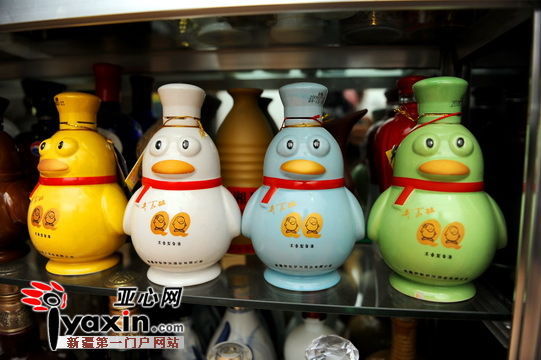 图为王雪兰和她的“宝贝”们。亚心网记者 张梅 摄