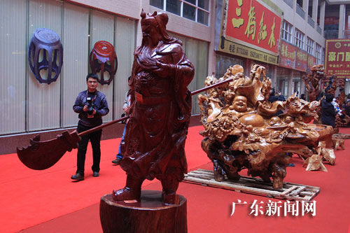 中山大涌生产的红木艺术品栩栩如生。