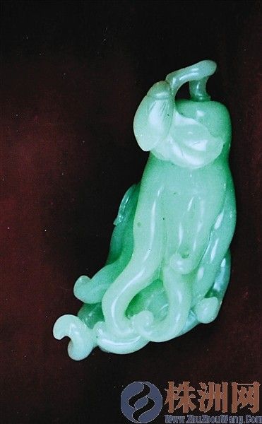 张华良收藏的玉佛手 记者 汪成 摄