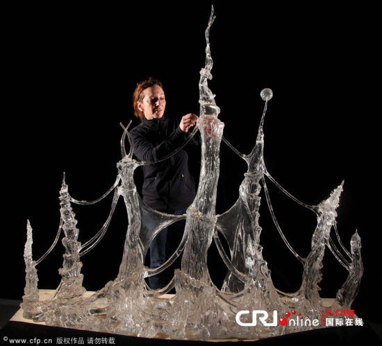 艺术家Gina Czarnecki在工作。
