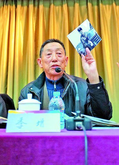 中国摄协会员、雷锋生前的亲密战友和大量雷锋经典照片的拍摄者季增，在中国摄协讲解雷锋照片背后的故事。 徐晓刚 摄