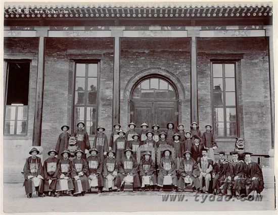 山西大学堂抚台各官并教习、教授与职员开学合影。