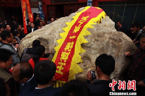 4月14日，河南郑州，高达4.1米，重达38.3吨的“巨无霸”玉石籽料落户郑州古玩城。中新社发 王中举 摄