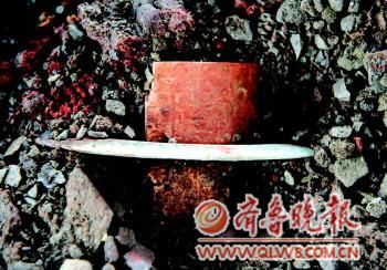 ?19日，考古人员发现颜色鲜红的朱砂，并在朱砂下发现一件玉器。本报记者　张中　摄