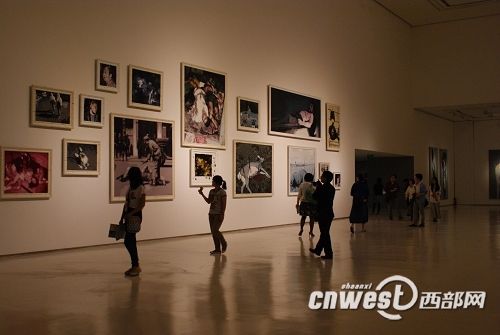 观众参观“竹马??郭伟、郭晋双个展”。
